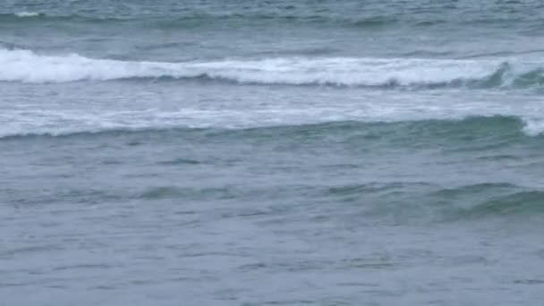 Wellen Auf Der Meeresoberfläche Vollbild Die Wasseroberfläche Als Hintergrund Handheld — Stockvideo