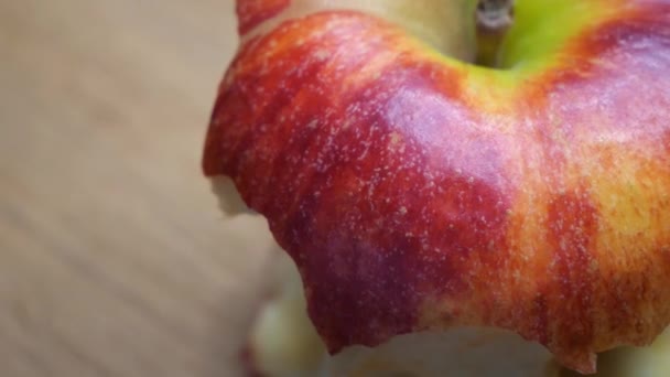 Ένα Απόκομμα Ενός Μεγάλου Κόκκινου Μήλου Μια Ξύλινη Επιφάνεια Κοντινό — Αρχείο Βίντεο