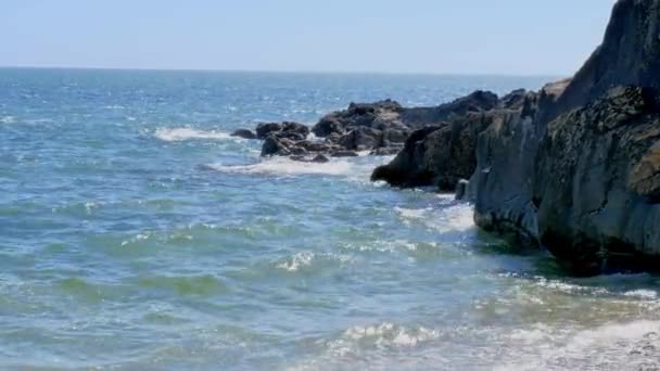 Paisagem Marinha Verão Costa Rochosa Oceano Atlântico Pequenas Ondas Mar — Vídeo de Stock