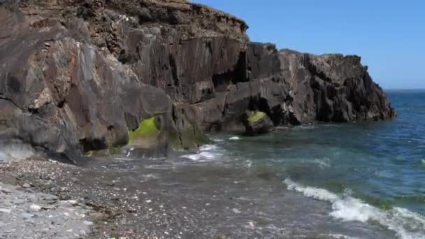 Summer Seascape Rocky Coast Atlantic Small Sea Waves Handheld Video — ストック動画
