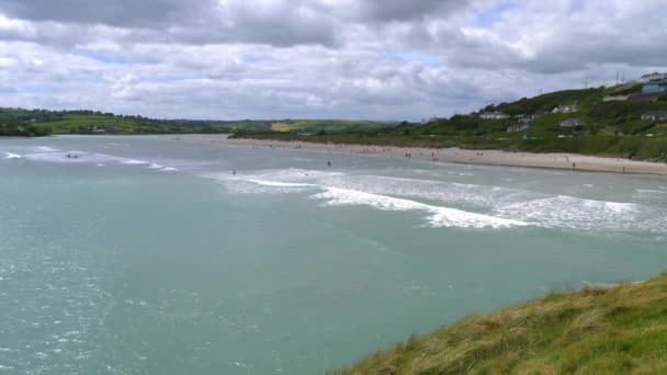 Pobřeží Jižního Irska Lidé Odpočívají Inchydoney Beach Bílá Pěna Přílivových — Stock video