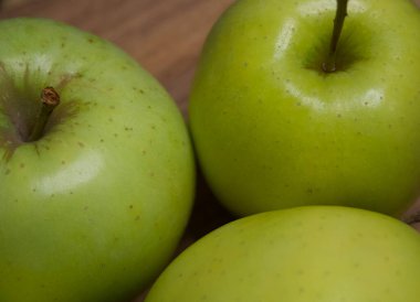 Renet simirenko yeşil elmalar, üst manzara, yakın plan. Meyve Makro shot.