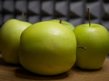 Birkaç yeşil elma, yan görüş. Meyve yakın plan..