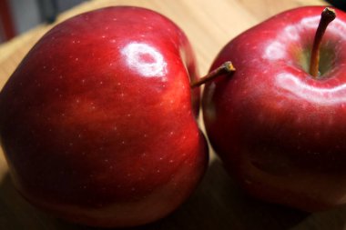 Kırmızı şeften iki kırmızı elma, yakın çekim..