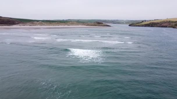 Παλιρροϊκά Κύματα Στη Νότια Ακτή Της Ιρλανδίας Κοντά Στην Παραλία — Αρχείο Βίντεο