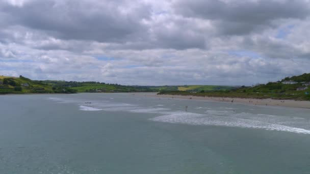 Pobřeží Irska Lidé Odpočívají Inchydoney Beach Bílá Pěna Přílivových Vlnách — Stock video