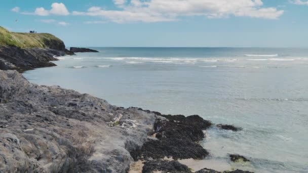 Ρόκι Είναι Στην Ακτή Μια Ηλιόλουστη Μέρα Γαλάζια Νερά Παραθαλάσσιο — Αρχείο Βίντεο