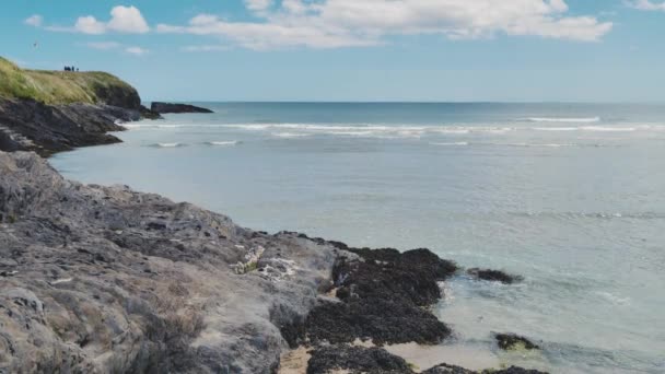 Rocky Seashore Sunny Day Blue Ocean Waters Seaside Landscape Hand — Vídeo de Stock