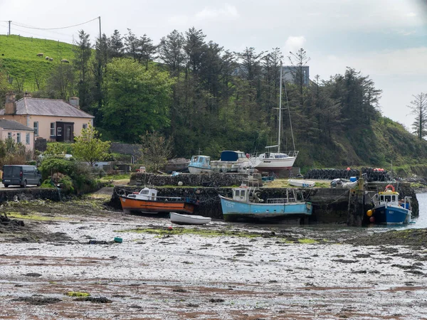 爱尔兰西科克 2022年4月30日 低潮时暴露的海床 浅滩上的小船 渔船的码头 沿海基础设施 — 图库照片