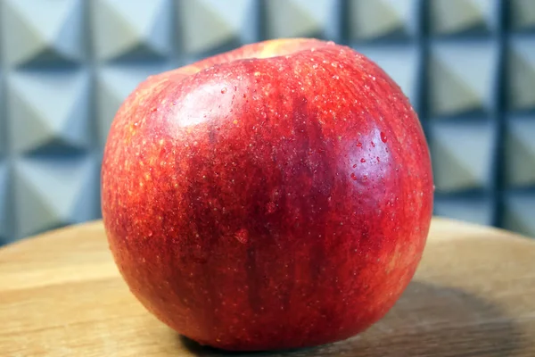 Single Large Ripe Apple Wooden Surface Side View Apple Close — Stock Photo, Image