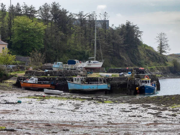 爱尔兰西科克 2022年4月30日 低潮时暴露的海床 浅滩上的小船 渔船的码头 — 图库照片
