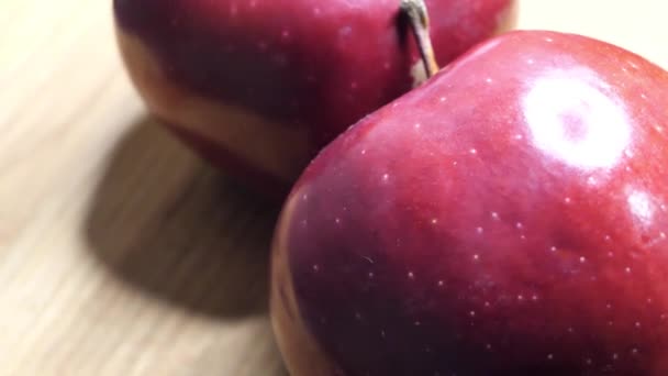 Highlights Peel Red Apples Large Ripe Apples Close Rotation Macro — Stockvideo