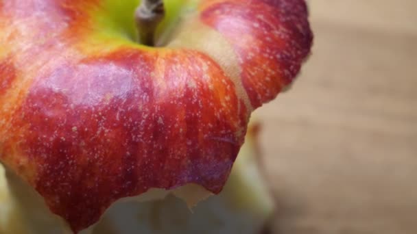 Stub Large Red Apple Wooden Surface Close Rotation Macro Video — Vídeo de Stock