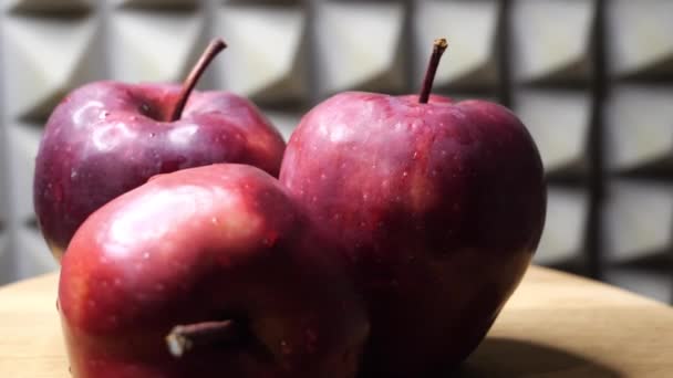 Three Wet Red Apples Red Chief Variety Rotating Wooden Surface — Stock video