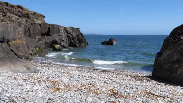 Summer Seascape Rocky Coast Small Sea Waves Handheld Video Full — Stockvideo