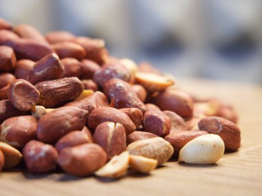 Bir yığın kavrulmuş fıstık, yan manzara. Kaçık. Fıstıklar soyulmuş ve kızartılmış..