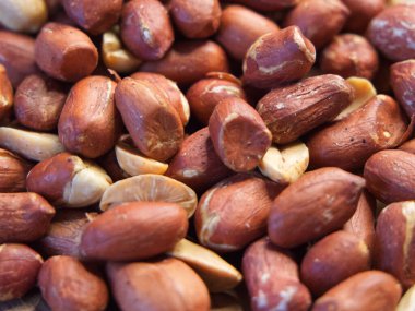 Kabuğu soyulmamış fıstık makrosu, arka plan olarak da fıstık. Bir sürü soyulmuş fıstık.