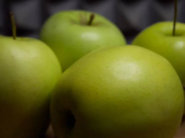Vier Große Äpfel Großaufnahme Obst Auf Einer Hölzernen Oberfläche — Stockfoto
