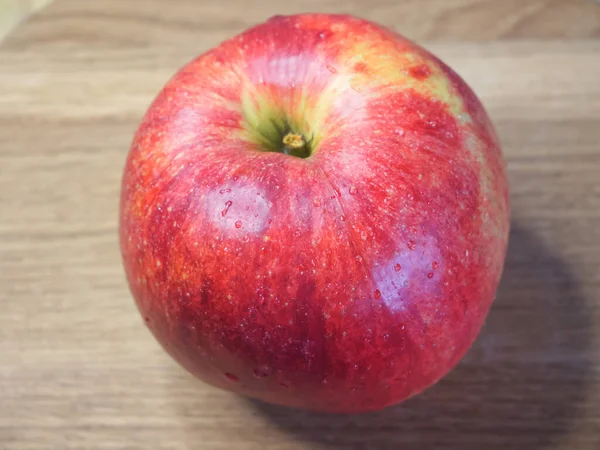 Ahşap Bir Masada Büyük Kırmızı Bir Elma Yakın Çekim — Stok fotoğraf