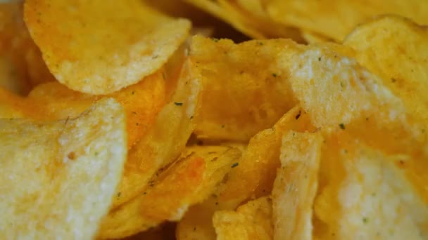 Achtergrond Van Aardappel Chips Draaien Close Voeding Ontspanning Concept Bovenaanzicht — Stockvideo