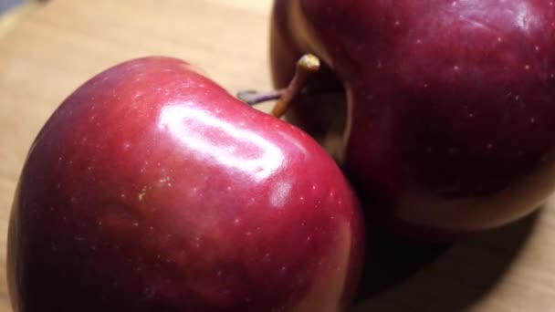 Highlights Peel Red Apples Large Ripe Apples Close Rotation Macro — Video Stock