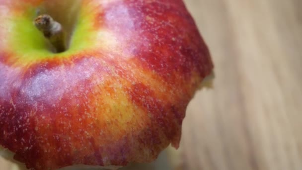 Stub Large Red Apple Wooden Surface Close Rotation Macro Video — Vídeo de Stock