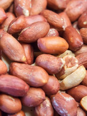 Kabuğu soyulmamış fıstık makrosu, arka plan olarak da fıstık. Bir sürü soyulmuş fıstık. Fıstıklı tam kare.