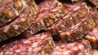 Yakından çekilmiş kurumuş sosis parçacıkları. Sosis tam kare.