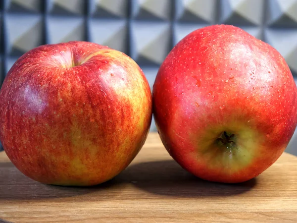 Zwei Große Rote Äpfel Auf Einer Holzoberfläche Reife Früchte Aus — Stockfoto