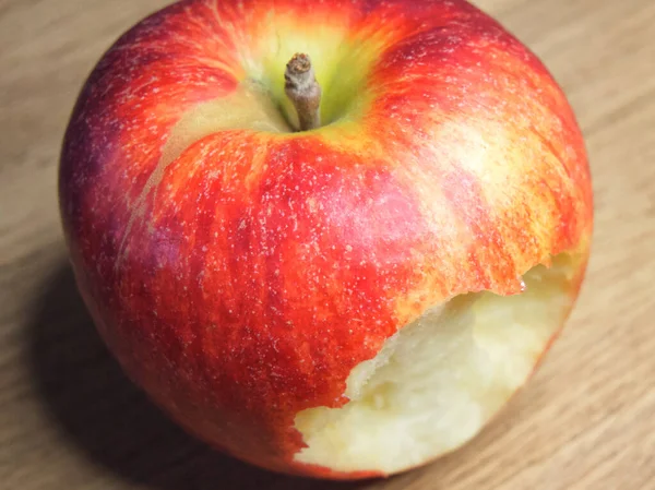 Großer Gebissener Apfel Auf Einem Hölzernen Hintergrund Reifer Roter Apfel — Stockfoto