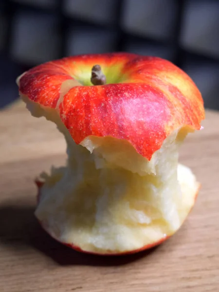 Ein Angebissener Roter Apfel Nahaufnahme Apple Kern — Stockfoto
