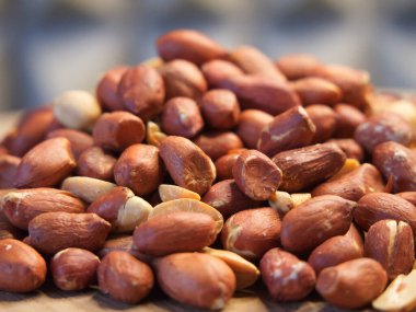 Bir yığın kavrulmuş fıstık. Kaçık. Fıstıklar soyulmuş ve kızartılmış..