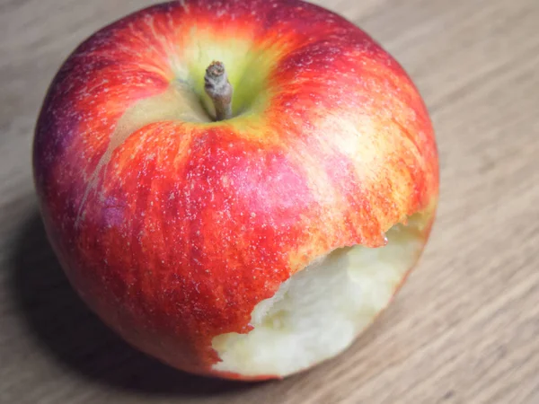 Großer Gebissener Apfel Auf Einem Hölzernen Hintergrund Reifer Roter Apfel — Stockfoto