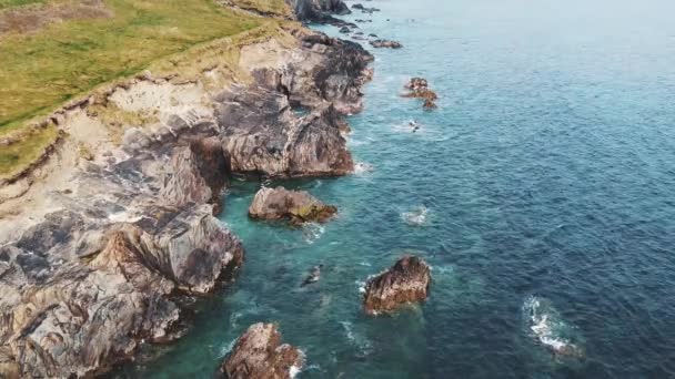 Felsige Küste Einem Sonnigen Tag Malerische Meereslandschaft Schöne Küste Luftaufnahme — Stockvideo