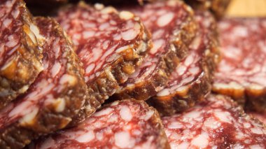 Yakından çekilmiş kurumuş sosis parçacıkları. Sosis tam kare. Lezzetli aperatif.