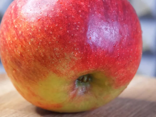 Tahta Bir Yüzeyde Büyük Kırmızı Bir Elma — Stok fotoğraf