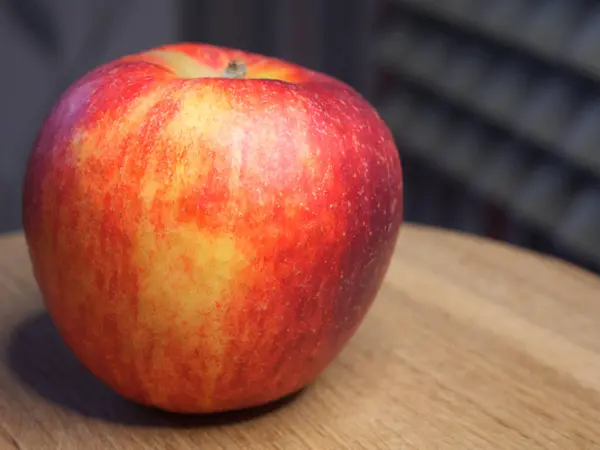 Ein Einziger Großer Reifer Apfel Auf Einer Holzoberfläche Fruchtmakro — Stockfoto
