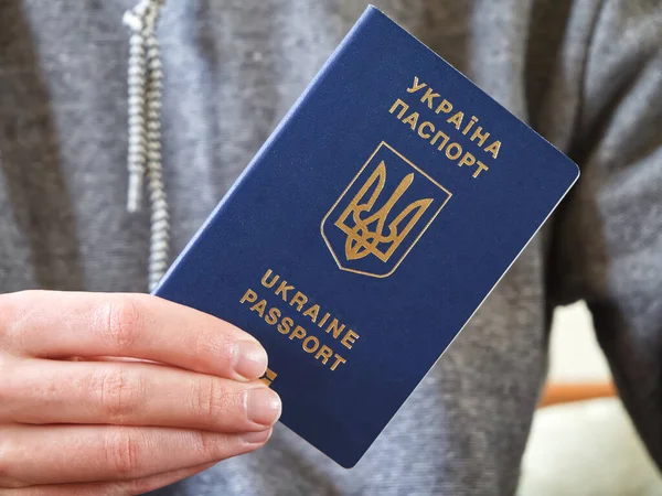 Bir Ukrayna vatandaşı biyometrik pasaportunu gösteriyor. Pasaportlar ellerde.