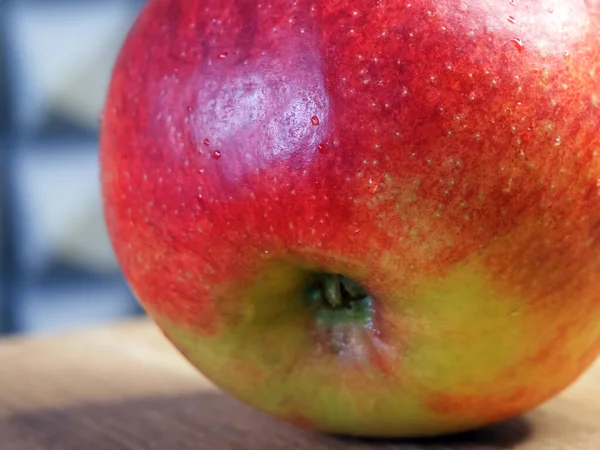 Ein Großer Roter Apfel Auf Einer Holzoberfläche Eine Nahaufnahme — Stockfoto