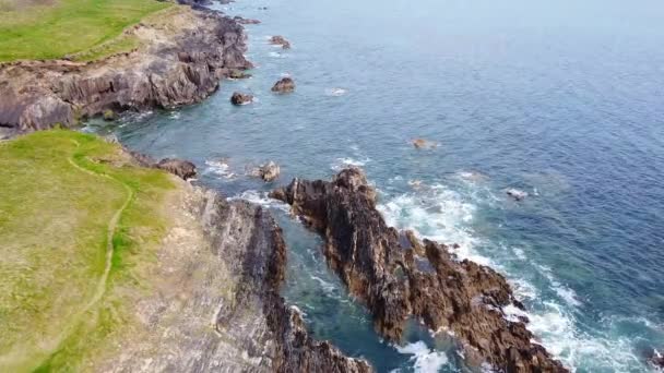 Steep Rocky Shores Ireland Aerial View Picturesque Coast Celtic Sea — Video