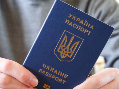 Ukrayna pasaportu sahibinin elinde..