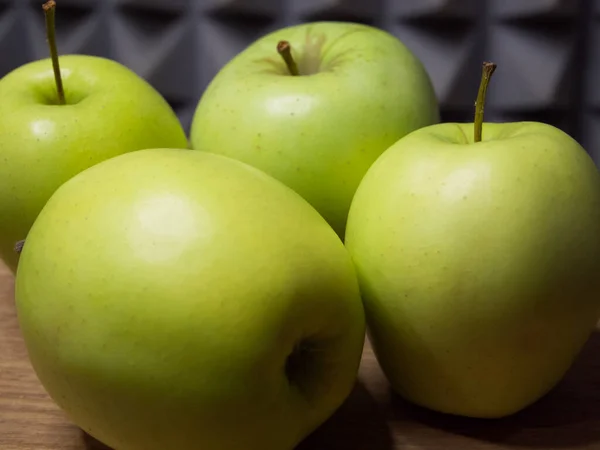 Vier Große Äpfel Großaufnahme Obst Auf Einer Hölzernen Oberfläche — Stockfoto