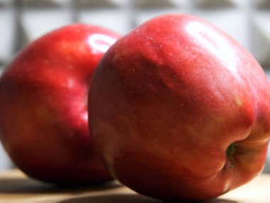 Kırmızı şeften iki kırmızı elma, yakın çekim..