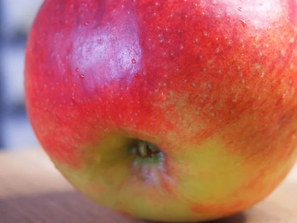 Ein Großer Roter Apfel Auf Einer Holzoberfläche — Stockfoto
