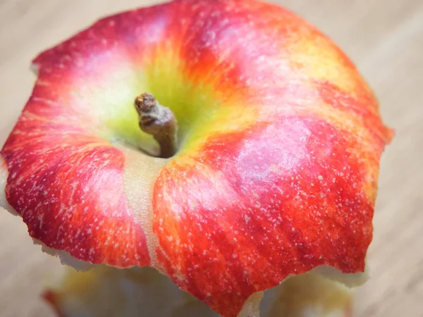 Roter Apfelkern Auf Einem Hölzernen Hintergrund Ein Angebissener Apfel Aus — Stockfoto