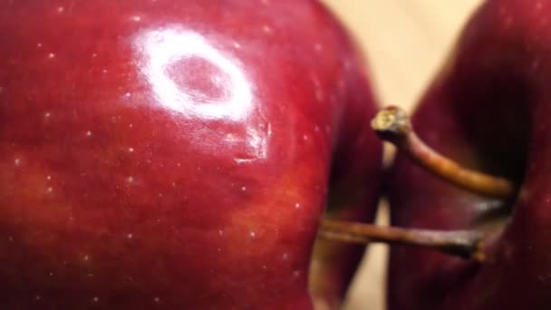 Обертання Двох Великих Червоних Яблук Впритул Високо Деталізоване Макро Відео — стокове відео
