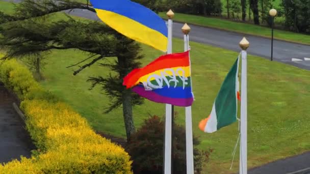 Three Flagpoles Flags Ukraine Ireland Lgbtq Community Flags Fluttering Gusts — Vídeo de Stock