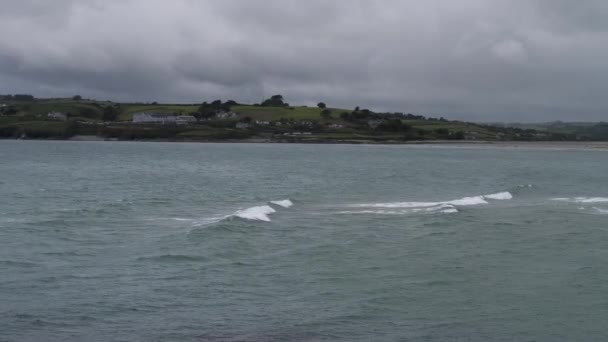Felhős Atlanti Óceán Vizei Írország Déli Partjai Árhullámok Clonakilty Bay — Stock videók