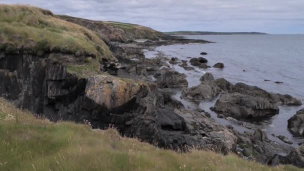 Rocky Coast Atlantic Ocean Large Stones Seashore Cloudy Sky — Video
