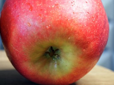 Ahşap bir yüzeyde büyük kırmızı bir elma, yakın çekim..